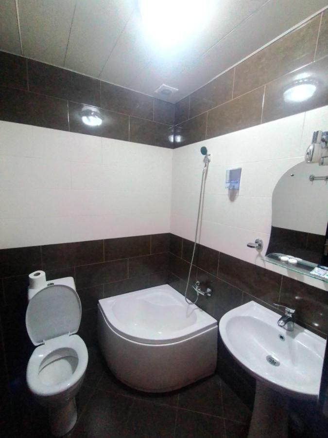 Hotel Vakhtanguri Batoumi Extérieur photo